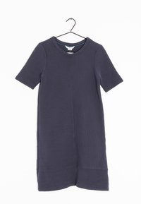 Mörk marinblå rippad klänning med korta ärmar, rund halsringning och rak skärning. Har en horisontell struktur med en fållad nederkant.
