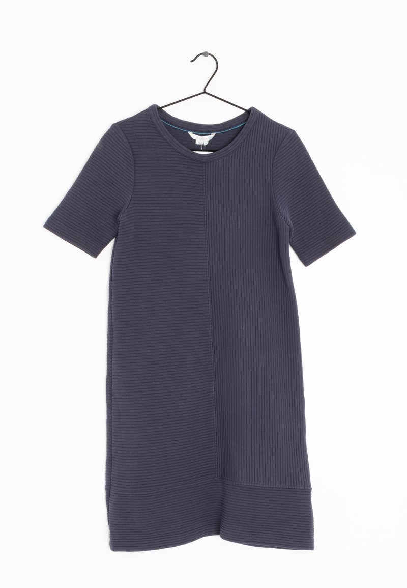 Mörk marinblå rippad klänning med korta ärmar, rund halsringning och rak skärning. Har en horisontell struktur med en fållad nederkant.