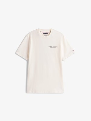 Krémové bavlněné tričko s kulatým výstřihem, krátkými rukávy a malým potiskem loga na levé hrudi. Obsahuje kontrastní akcent na rukávech.