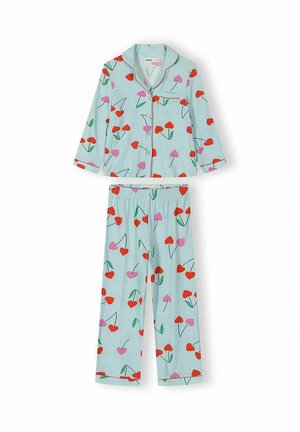 Ensemble de pyjama bleu clair avec des cerises en forme de cœur rouges et roses, haut à manches longues avec boutons et pantalon à taille élastique.