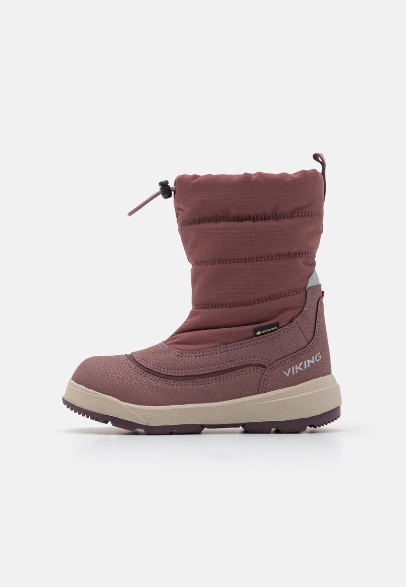 Botas de nieve rosas con una parte inferior de goma texturizada, parte superior acolchada, sistema de ajuste con cordón en la parte superior y suela beige contrastante. Presenta la marca "Viking".