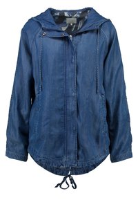 Giacca di denim blu scuro. Caratterizzata da un cappuccio, chiusura con zip, due tasche frontali e un cordoncino regolabile all'orlo inferiore. Texture liscia.