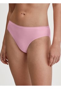 Lichtroze katoenen slip met een gladde textuur, mid-rise ontwerp en elastische tailleband. Geen zichtbare patronen of hardware-accenten.