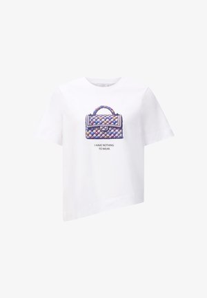 Witte katoenen T-shirt met een afbeelding van een gevlochten handtas. De tekst eronder luidt: "IK HEB NIETS OM TE DRAGEN." Korte mouwen met een asymmetrische zoom.
