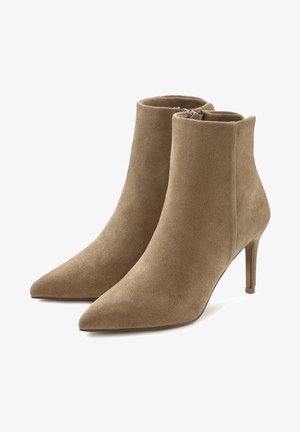 Kohvi nubuk nahast pahkluu saapad teravate varvaste ja õhukeste kontsadega. Tagaküljel on lukku ja pind on sile.