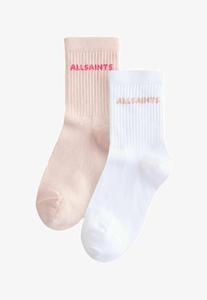 Dve rebrované posádkové ponožky, jedna svetloružová a jedna biela, každá s nápisom "ALLSAINTS" v ružovej farbe blízko horného lemu.
