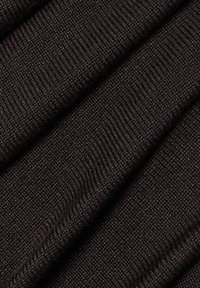 Ciemnobrązowa dziana tkanina o delikatnej fakturze, z lekko szorstkim wzorem splotu i widocznymi włóknami, które tworzą głębię i wymiar.