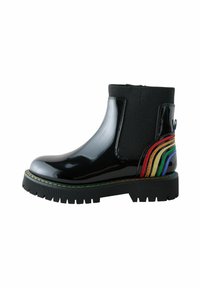 Botines de charol negro con paneles laterales elásticos, que presentan un detalle de raya arcoíris y una suela de goma texturizada.