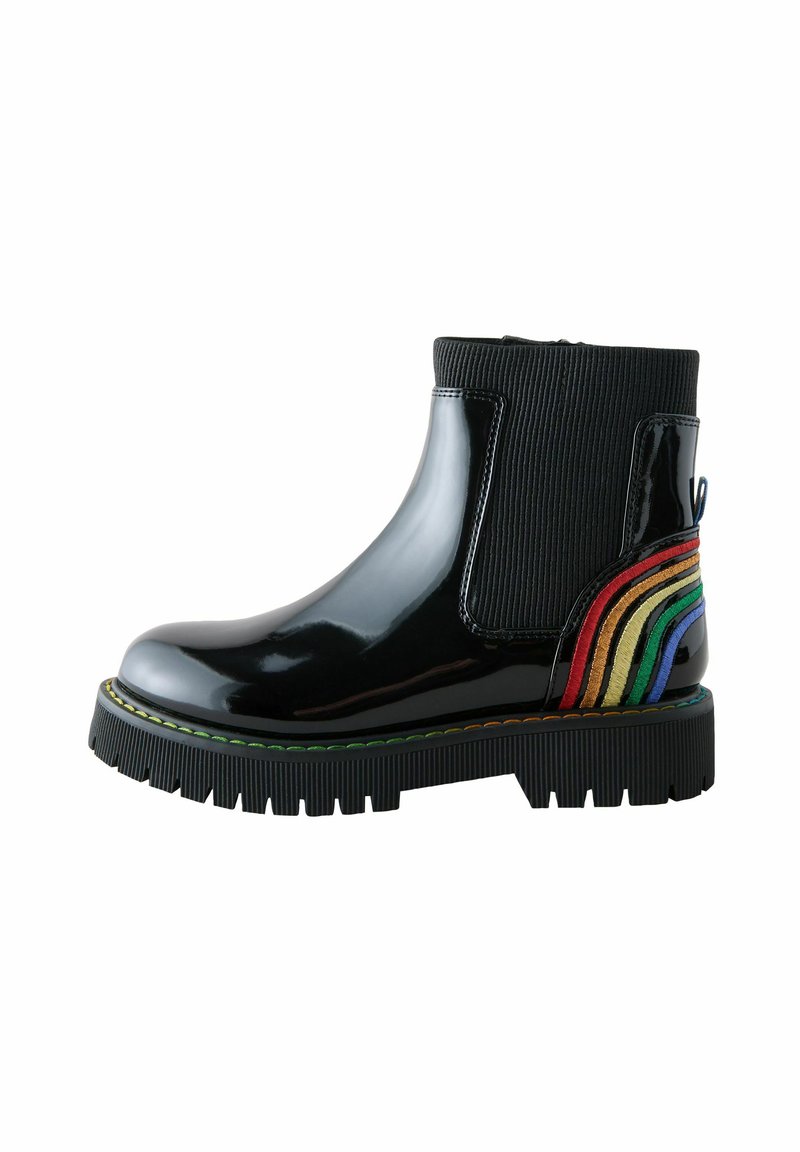 Botines de charol negro con paneles laterales elásticos, que presentan un detalle de raya arcoíris y una suela de goma texturizada.