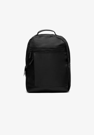 Sort rygsæk lavet af glatte materialer, med en frontlomme med lynlås, håndtag på toppen og et stilrent, minimalistisk design uden synlige mønstre.