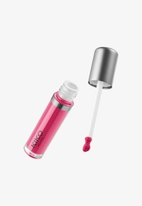 Kirkkaan vaaleanpunainen huulikiiltoputki, jossa hopeinen korkki poistettu, paljastaen vaaleanpunaisella kiillolla päällystetyn aplikaattorikapulan.