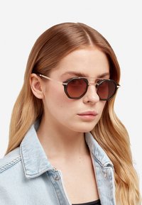 Hawkers PIERRE GASLY - Gafas de sol - gold