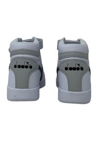 Sneakers alta in materiale sintetico bianco e grigio. Presentano una superficie liscia, un logo nero e un collare imbottito per il massimo comfort.