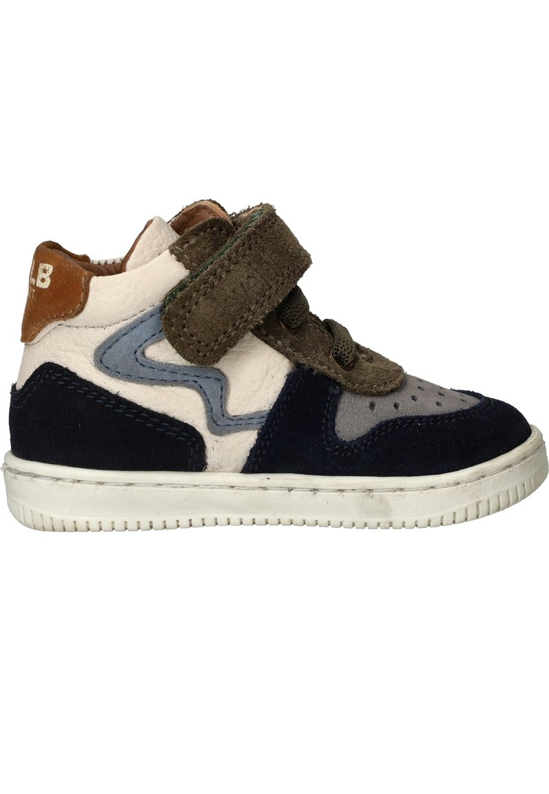 Baskets montantes avec un blocage de couleurs bleu marine et beige, en matériaux en daim et en cuir, bande Velcro, accents gris texturés et semelle en caoutchouc.