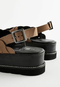 Next REGULAR FIT - Sandále na platforme - mink brown