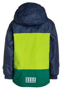Giacca invernale con cappuccio per bambini, con parte superiore blu navy, parte centrale verde lime brillante, parte inferiore teal e un patch riflettente vicino all'orlo sul retro.