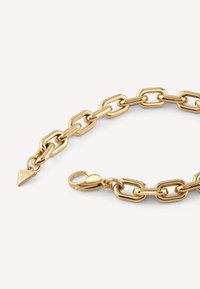 Bracciale in gold con maglie rettangolari interconnesse, dotato di chiusura a moschettone e di un tag triangolare con marchio. Finitura liscia e lucida.
