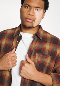 Only & Sons ONSLUCA LIFE TWILL CHECK - Camisa - kangaroo