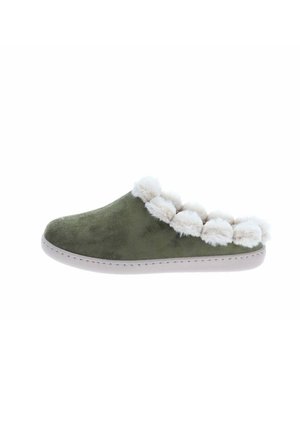 Zapatilla de estar por casa verde de ante tipo slip-on con ribete de piel blanca y esponjosa y suela de goma blanca, mostrada en vista lateral.