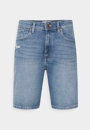 Denim shorts in een lichte blauwe wassing met een klassieke snit, voorzien van rafelige details op de linkerzak en een standaard knoopsluiting.