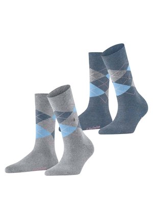 Twee paren sokken; de ene grijs met een blauw argylepatroon, de andere effen grijs. Katoenmix, enkel lengte, met logo bij de manchet.