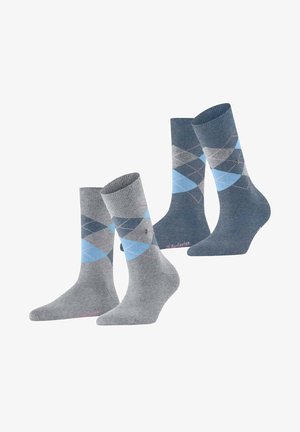 Twee paren sokken; de ene grijs met een blauw argylepatroon, de andere effen grijs. Katoenmix, enkel lengte, met logo bij de manchet.