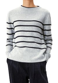 Helle graue Strickjacke mit marineblauen horizontalen Streifen, Rundhalsausschnitt und langen Ärmeln. Der Stoff ist glatt und hat einen entspannten Schnitt.