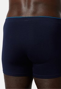 Boxer shorts in cotone blu navy con una fascia in un blu chiaro a contrasto, caratterizzati da una texture liscia e una vestibilità aderente.
