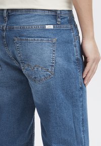 Blend BHDENIM SLIM/ REGULAR FIT - Džinsa auduma šorti - denim middle blue