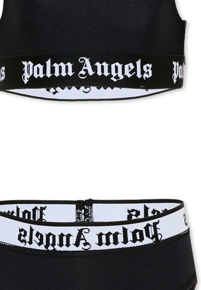 Brassière de sport noire et culotte avec bandes élastiques blanches avec le texte « Palm Angels » en police gothique.
