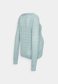 Ljusblå stickad tröja med ett fint mönster i öppet arbete, långa ärmar och ribbade manschetter och nederkant, visad från baksidan och sidan.