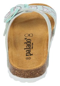 Kork-sula sandal med ett ljusblått rem som har ett fantasifullt mönster, mjukt mockafotbotten och en vit gummiyttersula.