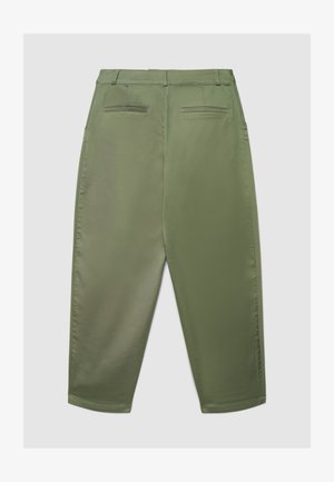 Pantaloni verde oliva con una trama liscia, taglio dritto, due tasche posteriori e passanti per cintura in vita.
