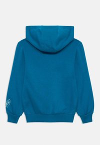 Felpa con cappuccio blu, dotata di polsini e orlo a costine, con un piccolo logo bianco di firma sulla manica sinistra vicino al polso.