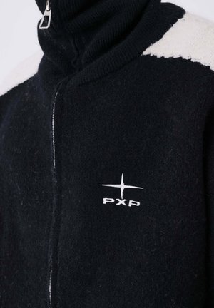 Zwarte fleecejas met witte schouderaccenten, hoge kraag met rits, en wit geborduurd "PXP" logo met ster op de borst.