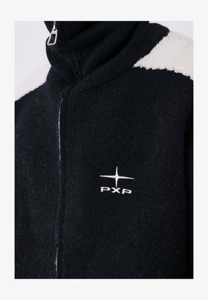 Zwarte fleecejas met witte schouderaccenten, hoge kraag met rits, en wit geborduurd "PXP" logo met ster op de borst.