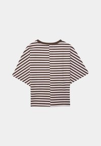 Kortærmet, stribet t-shirt med skiftevis brune og hvide vandrette striber, delt mønster ned midt på, på en ensfarvet baggrund.