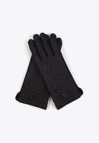 Černé rukavice vyrobené z texturované tkaniny s reliéfním písmem. Fourchettes a malý kovový akcent na manžetě zvyšují design.