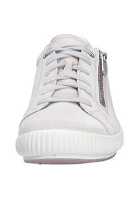 Sneaker en suede gris clair avec une finition texturée, présentant un bout arrondi, un système de laçage à l'avant et une fermeture éclair sur le côté pour plus de détails. Semelle en caoutchouc.