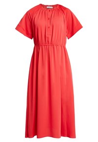 Robe corail à manches courtes en tissu léger, présentant un col boutonné, une taille élastique froncée et une silhouette évasée.