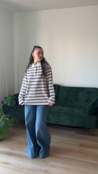 Hanorac larg supradimensionat în dungi crem, bej și maro închis, cu guler și nasturi, asortat cu blugi evazați din denim albastru.