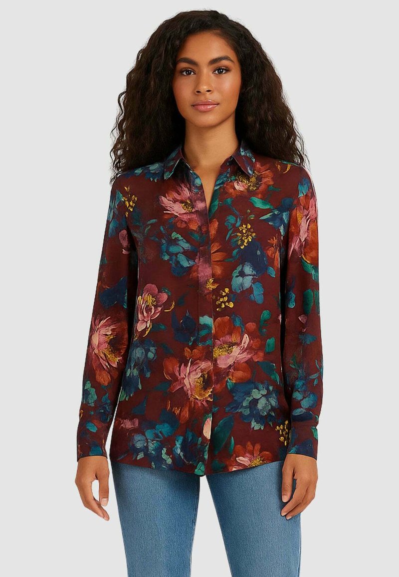Camicia a maniche lunghe color marrone scuro con motivo floreale in rosa, blu e verde. Realizzata in tessuto leggero, presenta un colletto con bottoni e una vestibilità regolare.