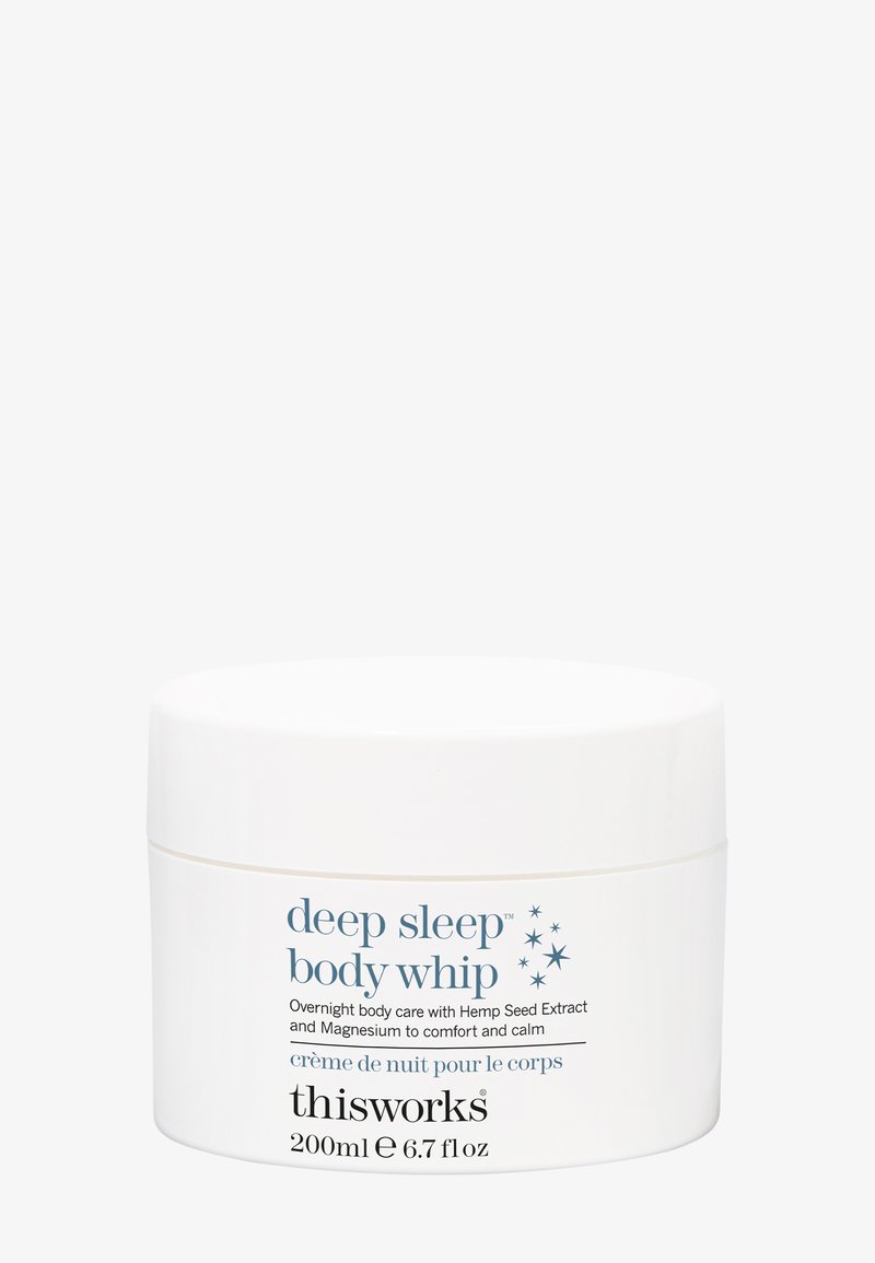 Hvitt sylinderformet beger for kroppspleie, merket "deep sleep body whip," med blå tekst, 200ml størrelse, jevn tekstur, enkel design.