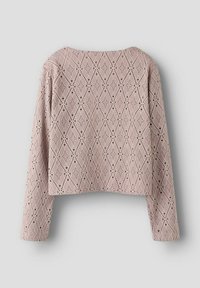 Lyserød cropped sweater med lange ærmer, der har et diamantmønster og åben spidstekstur i hele stoffet.