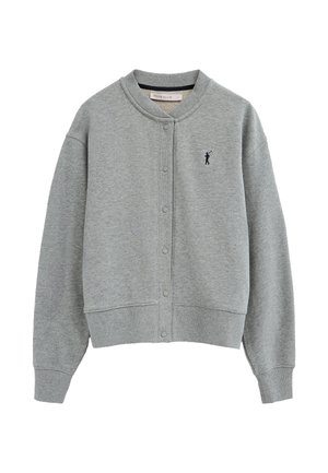 Cardigan gris à boutons avec poignets et ourlet côtelés, arborant un petit logo noir de joueur de polo sur la poitrine gauche.