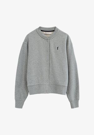 Cárdigan gris abotonado con puños y bajo acanalados, con un pequeño logo negro de jugador de polo en el pecho izquierdo.