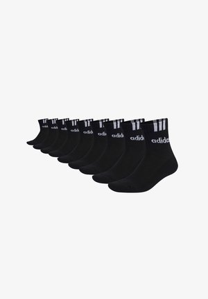 Neun Paar schwarze Adidas Knöchelsocken mit weißem Logo und drei Streifen am Bündchen, in einer Reihe auf weißem Hintergrund angeordnet.