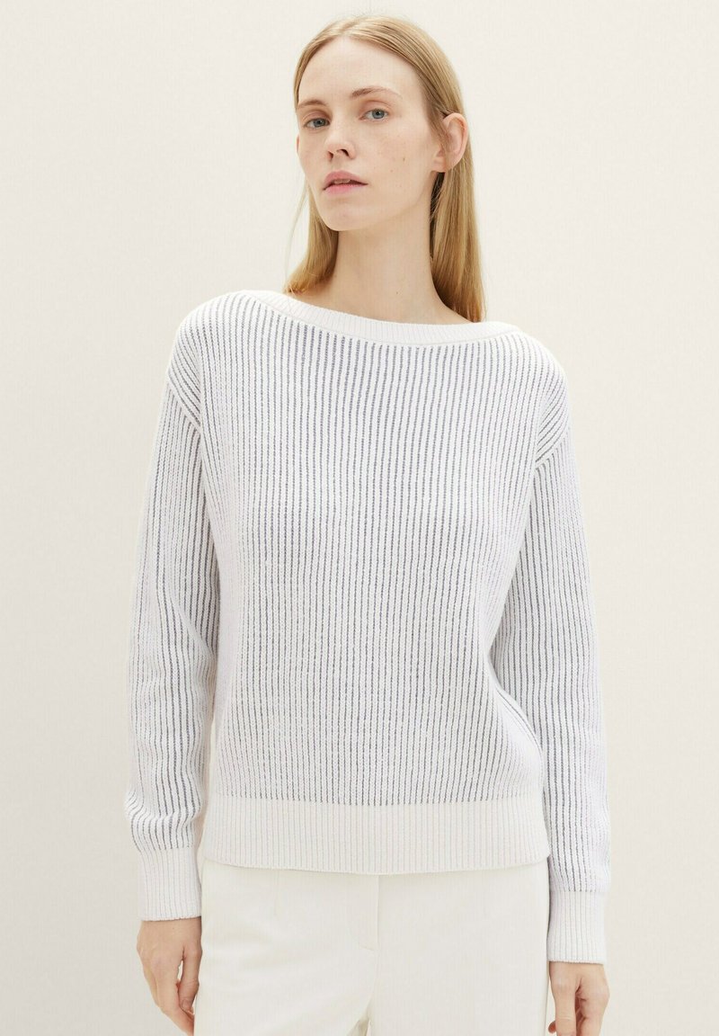 Weißer gestrickter Pullover mit vertikalen grauen Streifen, weitem Bootsausschnitt, langen Ärmeln und gerippten Bündchen. Glatte Textur und lockere Passform.