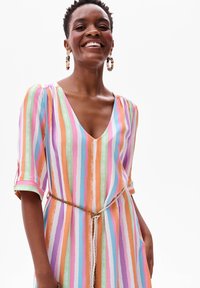 Kolorowa sukienka w paski z głębokim dekoltem w kształcie litery V, półrękawami i paskiem w talii, w pastelowych odcieniach różu, niebieskiego, zielonego i pomarańczowego.