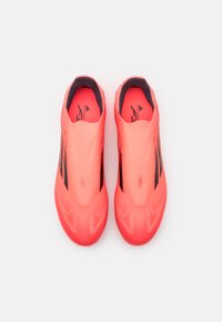 adidas Performance F50 LEAGUE LACELESS FIRM/MULTI-GROUND - Botines de fútbol para terreno firme - turbo/aurora black/platin metallic